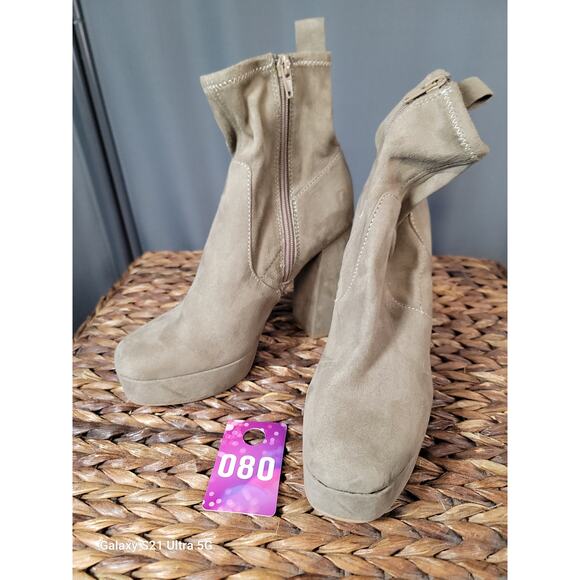 Melrose and Market Emerson Women's 8 M Beige Suede Block Heel Platform Bootie - Picture 1 of 12